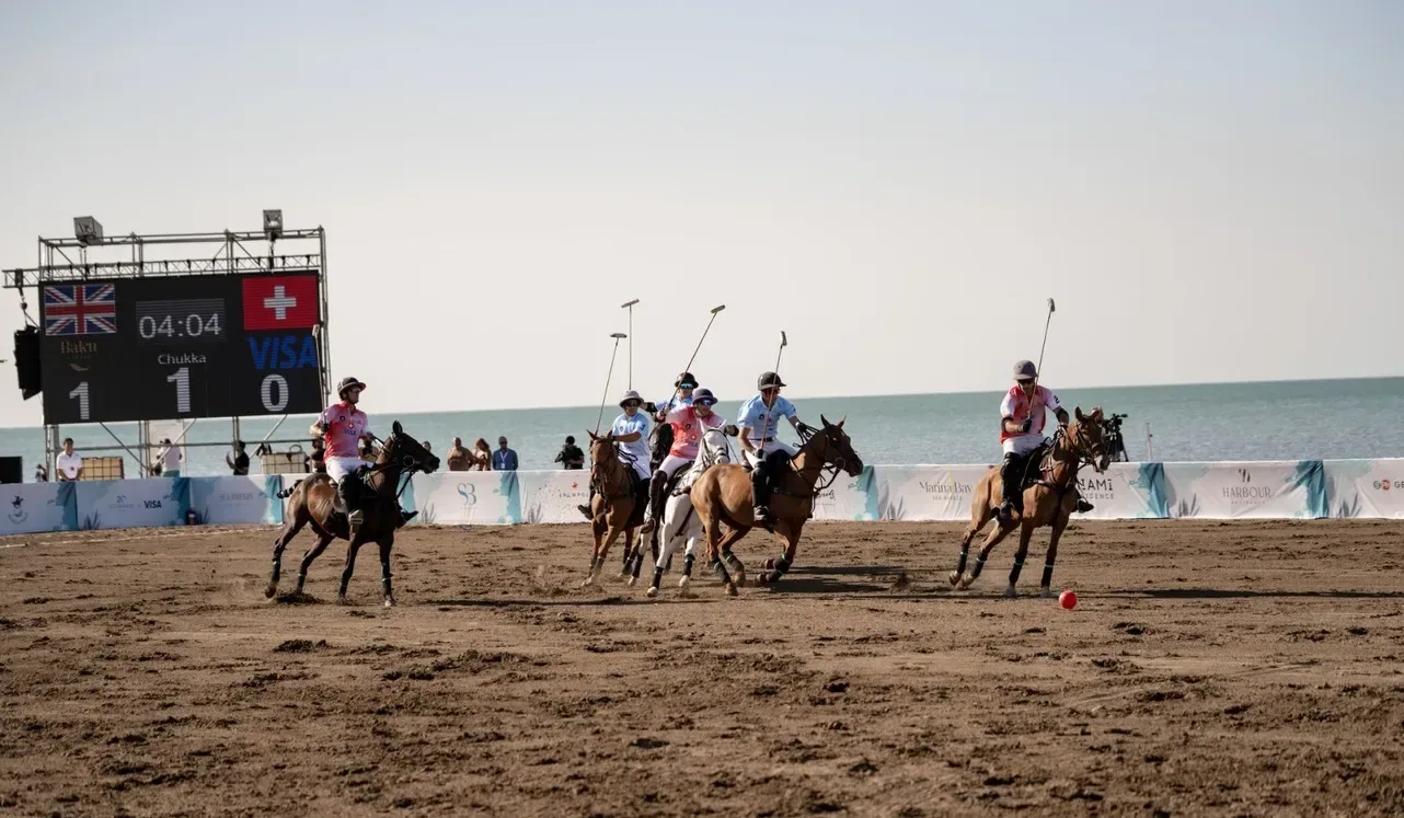 Матч Beach Polo World Cup Sea Breeze 2026 на песчаном поле у моря, табло счёта